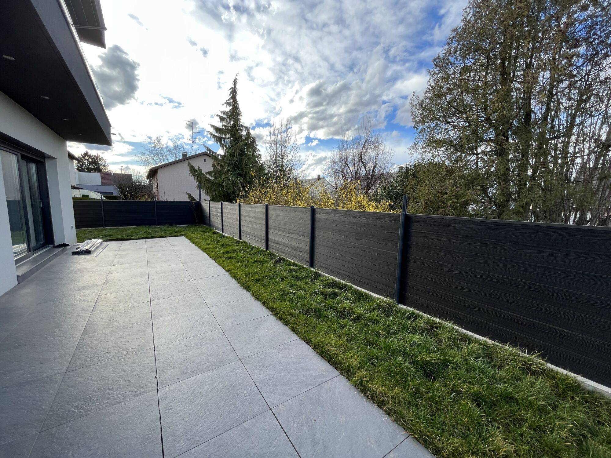 Clôture d&#8217;une terrasse en panneaux lames composite 3D à PFASTATT (68) Ostwald 1