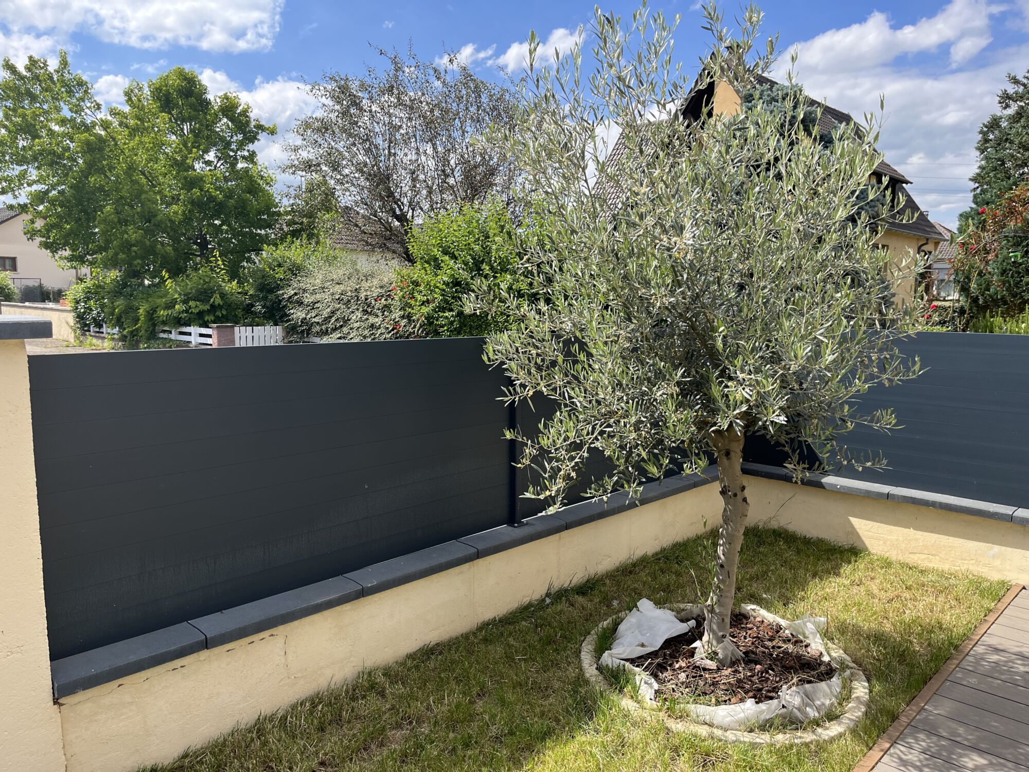 IMG_9758 | Destock Menuiserie Installation Élégante et Durable : Clôture Aluminium et Grillage Rigide avec Occultant Composite Bischheim 13