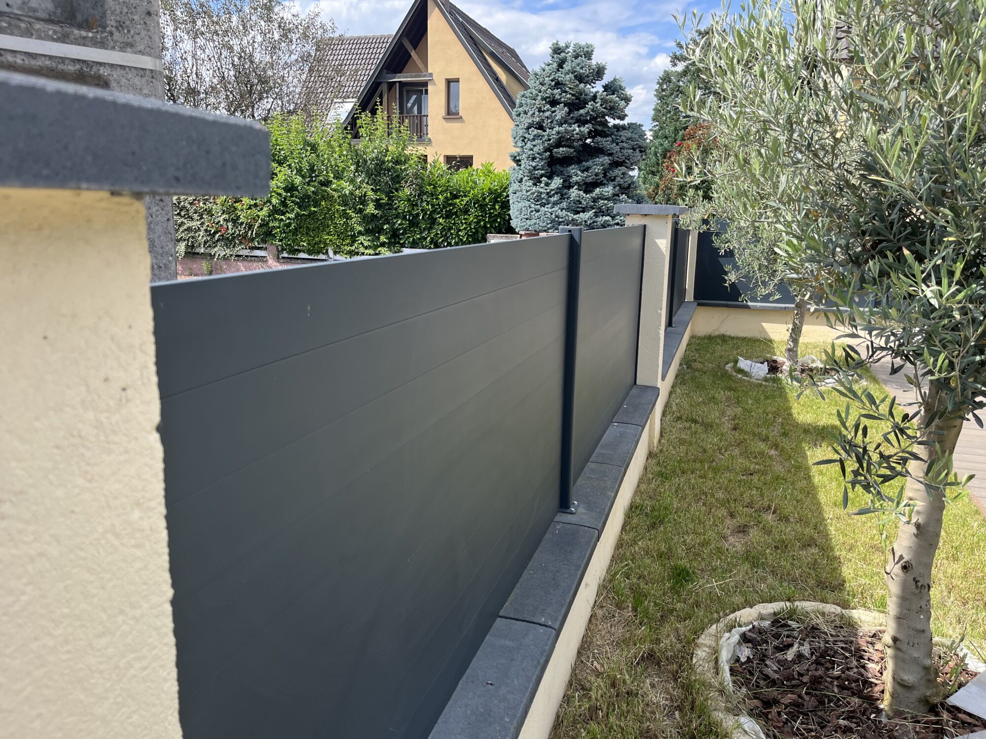 IMG_9762 | Destock Menuiserie Installation Élégante et Durable : Clôture Aluminium et Grillage Rigide avec Occultant Composite Erstein 3