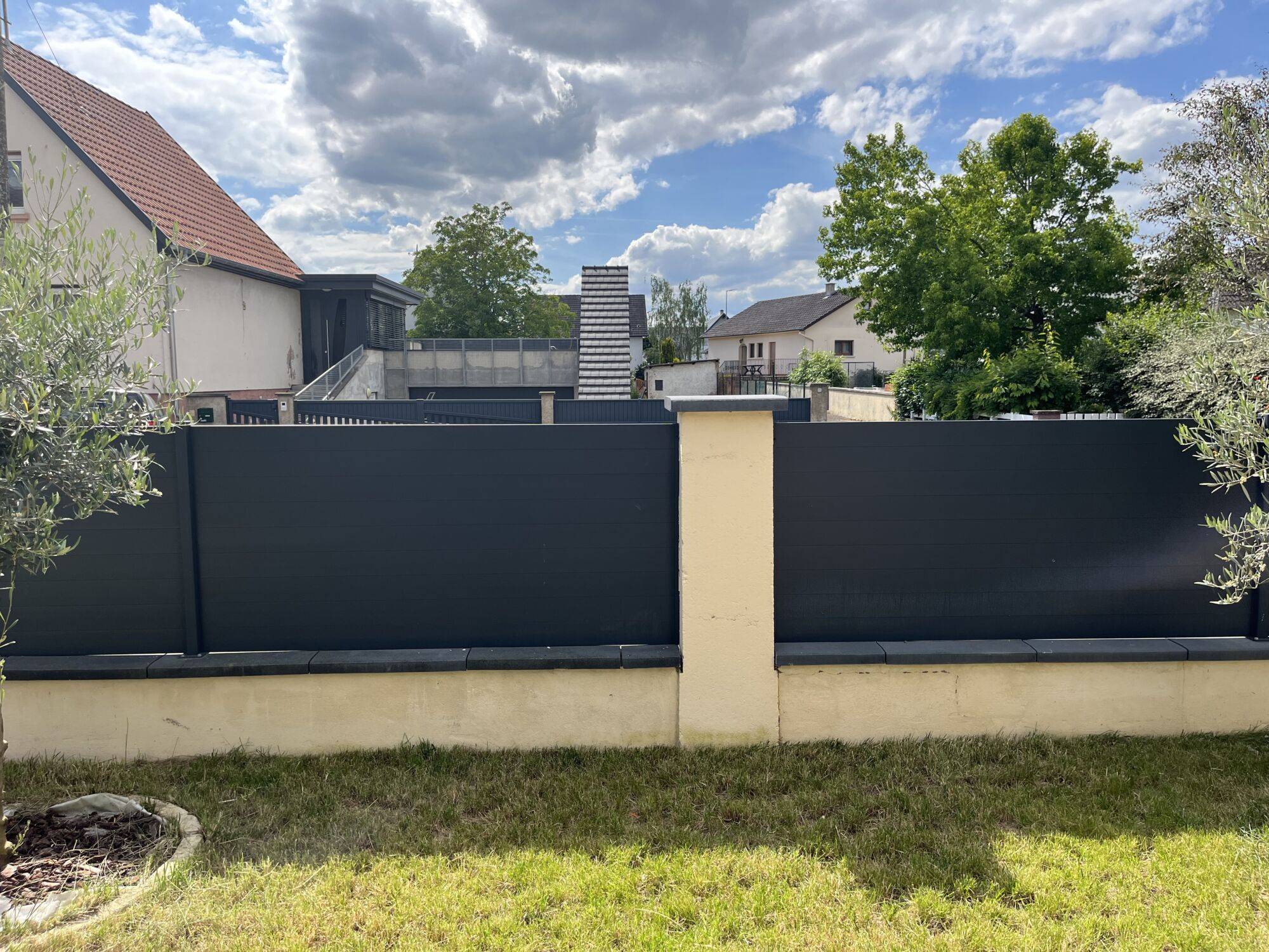 IMG_9763 | Destock Menuiserie Installation Élégante et Durable : Clôture Aluminium et Grillage Rigide avec Occultant Composite Sélestat 12