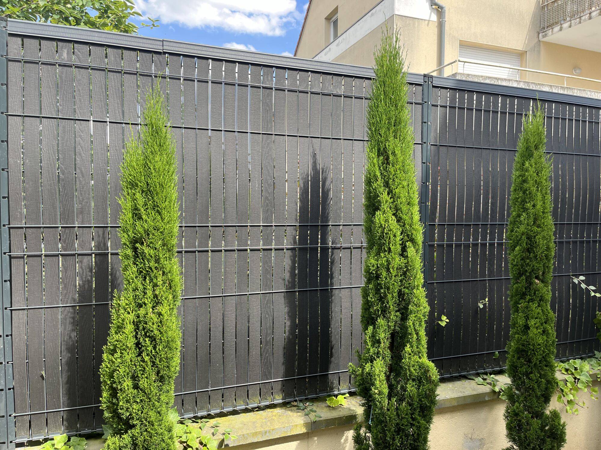 IMG_9764 | Destock Menuiserie Installation Élégante et Durable : Clôture Aluminium et Grillage Rigide avec Occultant Composite Erstein 15