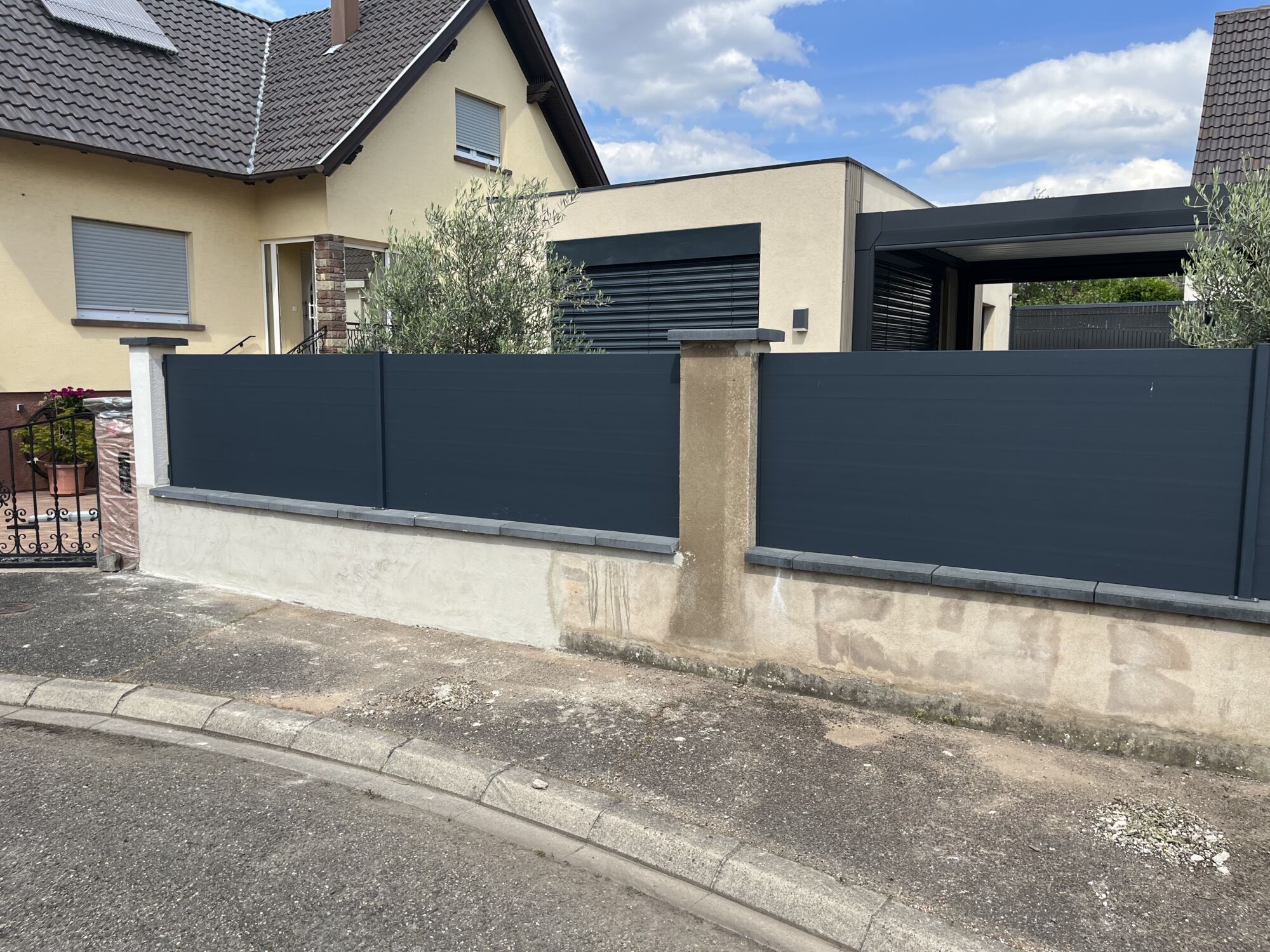 IMG_9775 | Destock Menuiserie Installation Élégante et Durable : Clôture Aluminium et Grillage Rigide avec Occultant Composite Ostwald 5