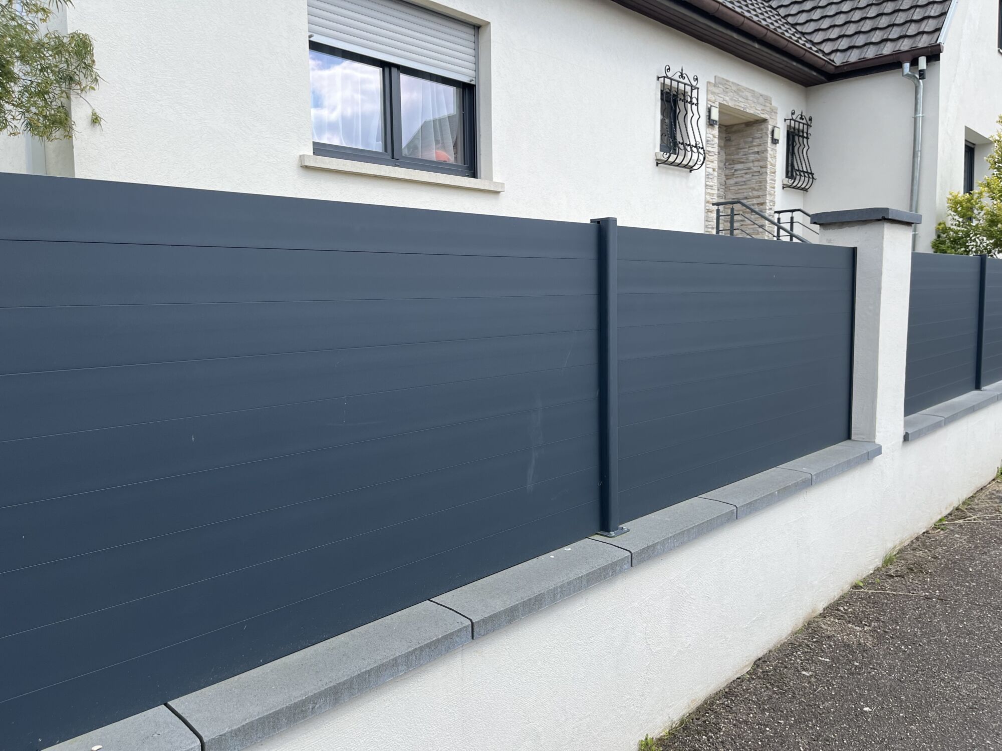 IMG_9776 | Destock Menuiserie Installation Élégante et Durable : Clôture Aluminium et Grillage Rigide avec Occultant Composite Bischwiller 6