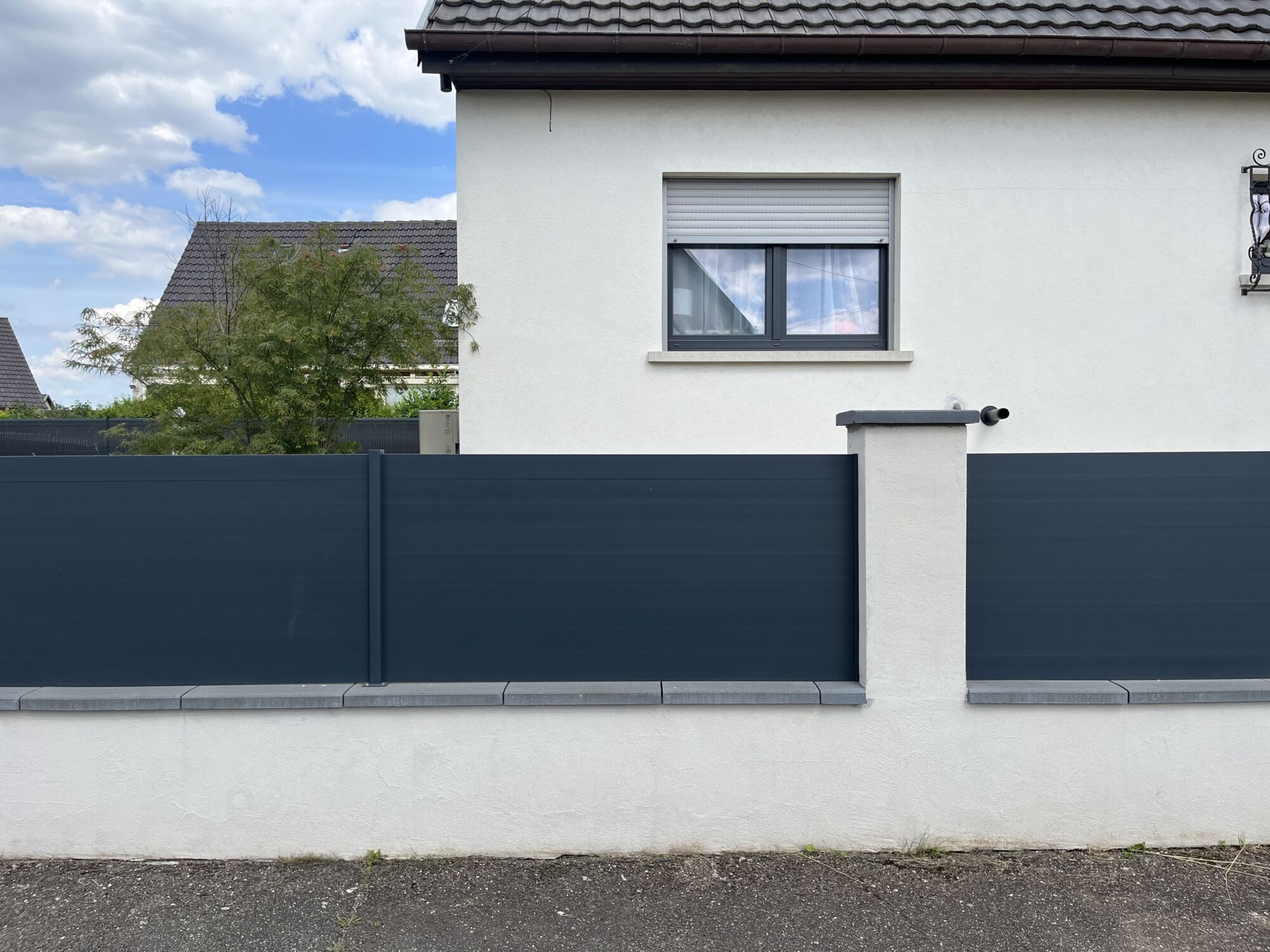 IMG_9777 | Destock Menuiserie Installation Élégante et Durable : Clôture Aluminium et Grillage Rigide avec Occultant Composite Saverne 7