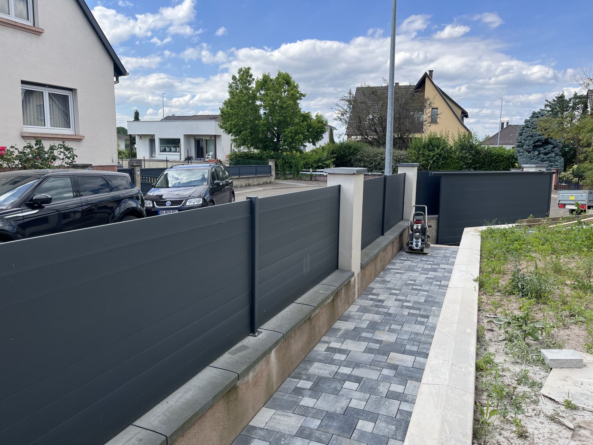 IMG_9779 | Destock Menuiserie Installation Élégante et Durable : Clôture Aluminium et Grillage Rigide avec Occultant Composite Haguenau 10