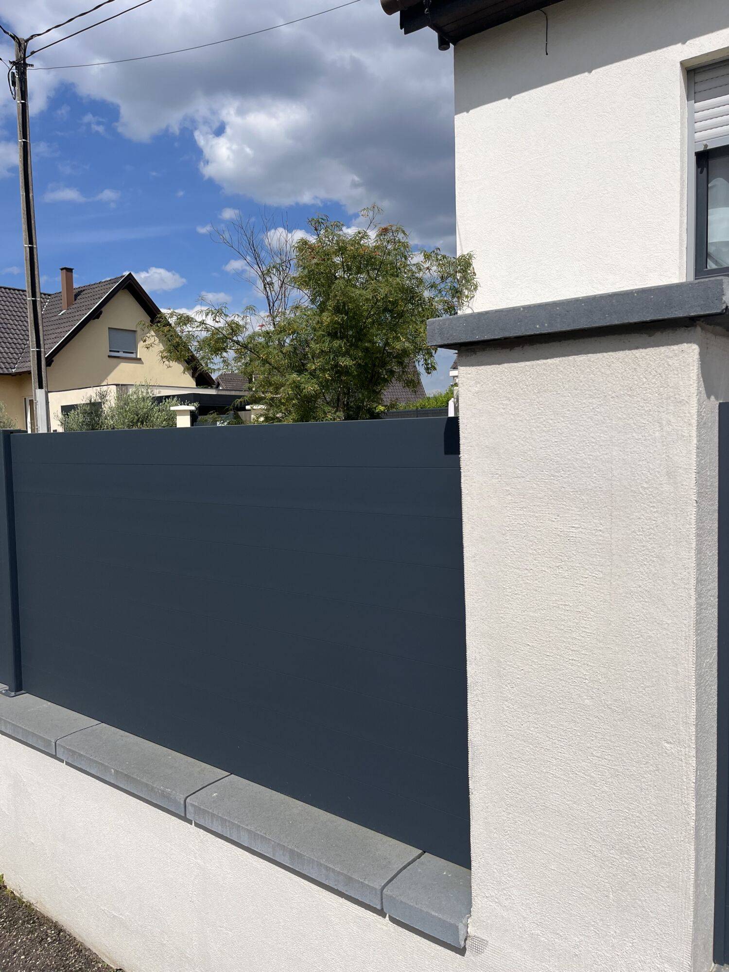 IMG_9783 | Destock Menuiserie Installation Élégante et Durable : Clôture Aluminium et Grillage Rigide avec Occultant Composite Schiltigheim 9