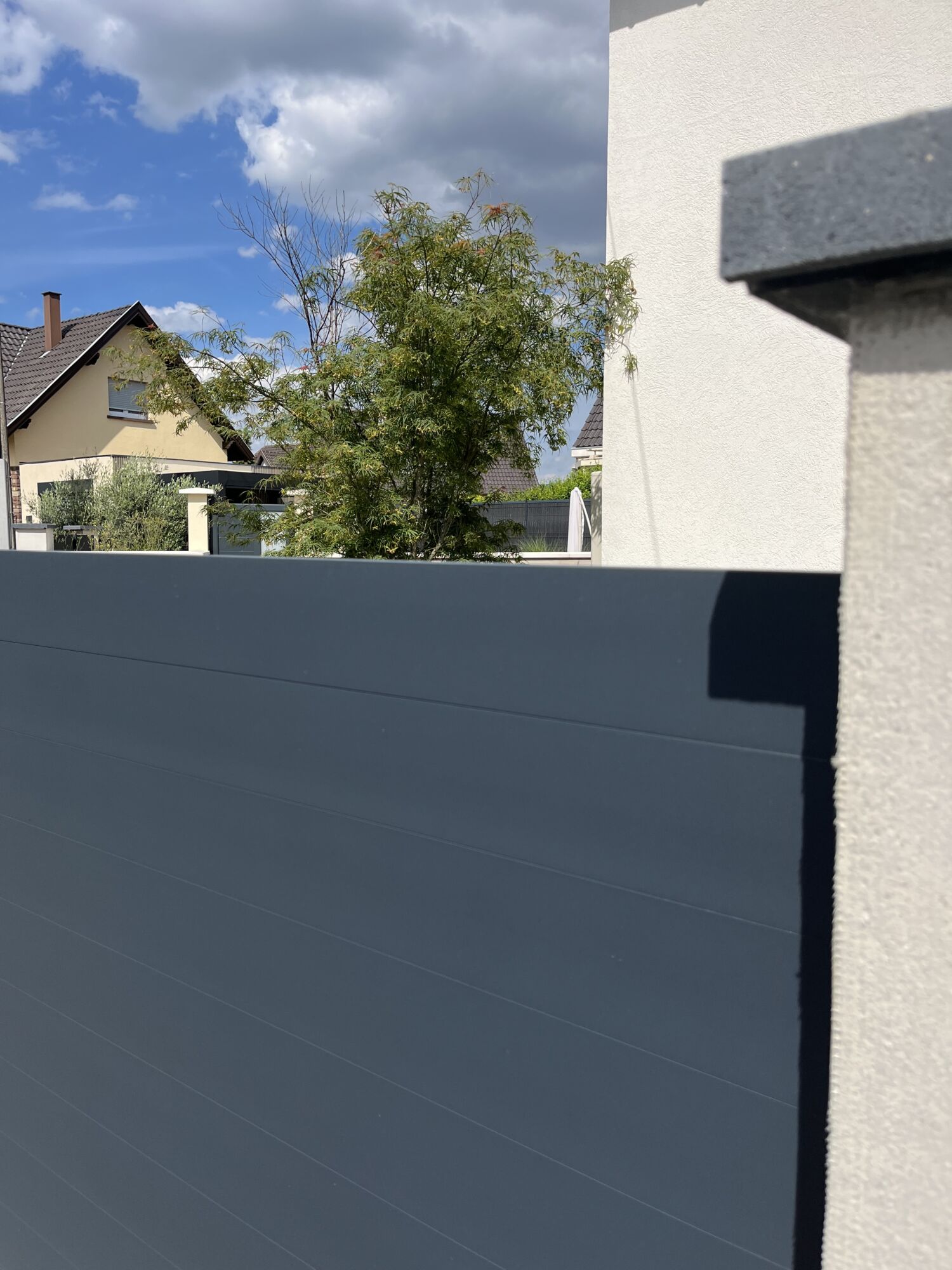 IMG_9784 | Destock Menuiserie Installation Élégante et Durable : Clôture Aluminium et Grillage Rigide avec Occultant Composite Illkirch-Graffenstaden 8